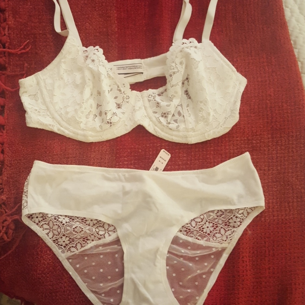 NWT Victoria's Secret bra & panty set 36C/M